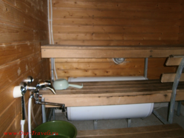 Обязательный атрибут финского дома - сауна, отапливается дровами, через час температура больше 100 градусов.