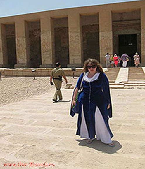Перед входом в храм Сети 1 в Абидосе. Достраивал уже его сын фараона, сам Рамзес 2