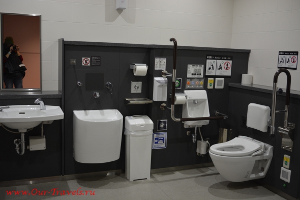 Попав в Аэропорт уже в Токио, мы были удивлены, высокотехнологичными туалетами)