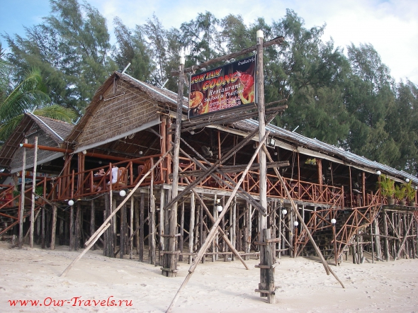 Обедали и ужинали мы, в основном в ресторанах, расположенных на пляже.

Самый популярный ресторан - Tom Yam.