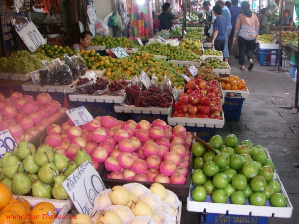 Многообразие цен одного из многочисленных фруктовых рынков, располагающихся вместо тротуара.