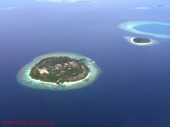 Так выглядит остров Бандос с самолета, справа от него небольшой необитаемый остров Кудабандос.