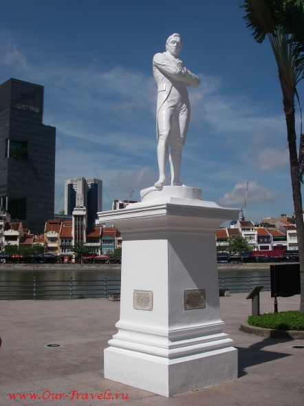 Памятник основателю Сингапура сэру Стэмфорду Раффлзу.