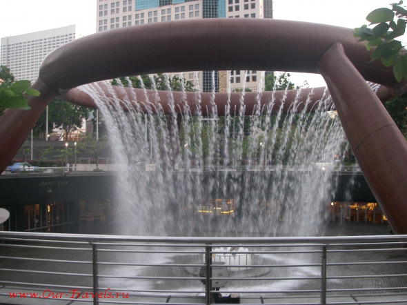 Фонтан Богатства (Fountain of Wealth). Занесен в книгу рекордов Гиннеса как самый большой фонтан в мире по объему воды.