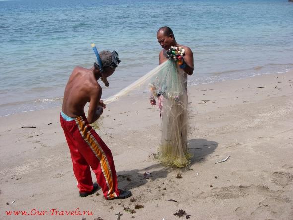 Местные рыбаки каждый день закидывают свои сети и вылавливают какую-то мелкую рыбешку. Рыба, лежащая на песке справа, была самой крупной за весь день.
