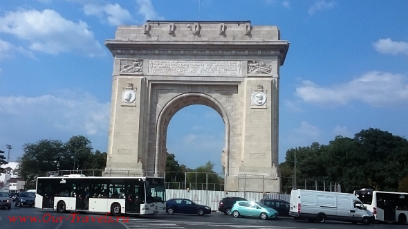 От границы до Бухареста ехать оказалось меньше часа. И вот мы уже любуемся Бухарестом. 

Триумфальная арка, возведенная в честь обретения Румынией независимости от Османской империи. Правда это уже третий ее вариант, построенный после того, как предыдущая арка была разрушена во время Второй мировой войны.
