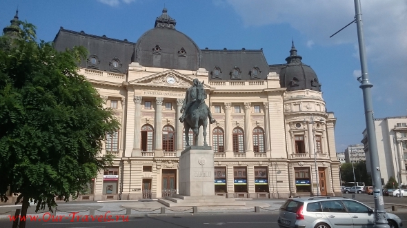 Памятник королю Каролю I (Carol I) и здание Центральной университетской библиотеки.
