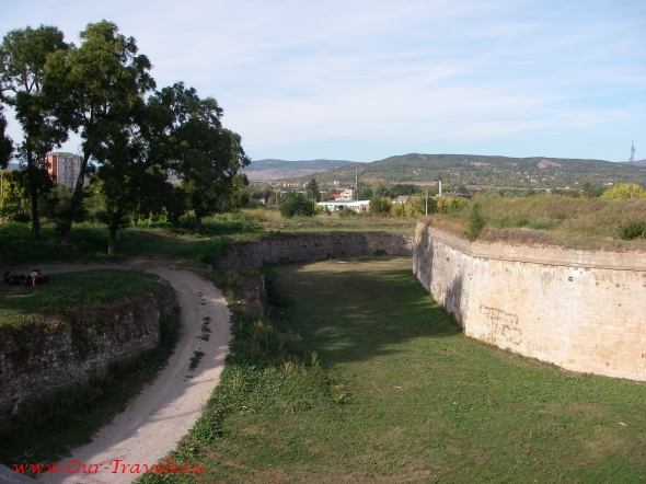 Остатки крепостного рва вокруг крепости.