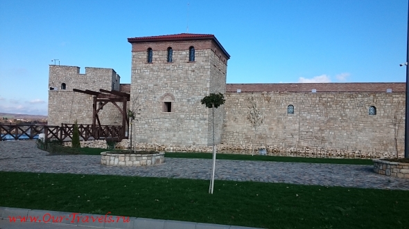 Вход в парк. Крепость является репликой известной крепости «Баба Вида», находящейся в городе Видин.