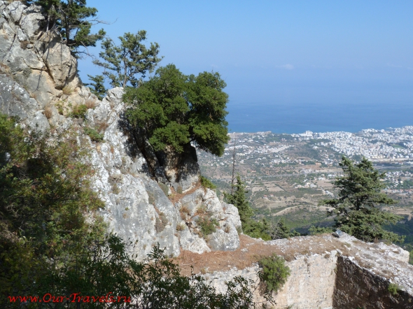 С крепости открывается замечательный вид на город Кирения
