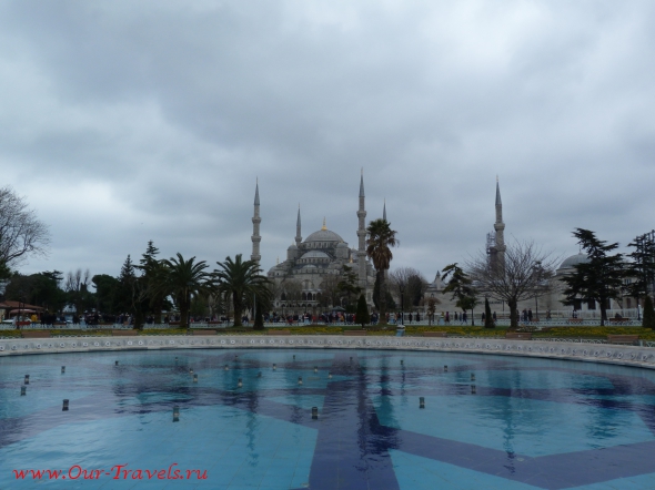Напротив Софии расположилась Голубая мечеть - одна из красивейших в Стамбуле