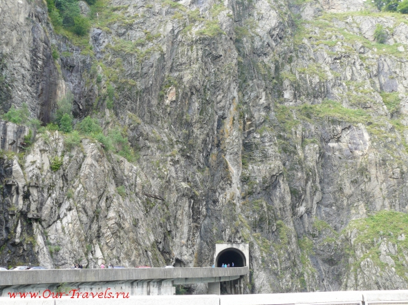 Тоннель в огромной скале. Сейчас не используется. Туристы проходят его, чтоб полюбоваться ширью воды и воздуза.